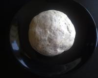 Une pâte à pizza maison moelleuse avec une touche perso ! Et pétrit à la main.