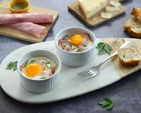 Pour un brunch ou un petit-déjeuner, ces œufs cocotte gourmands seront idéals pour passer un bon moment en famille ou entre amis.