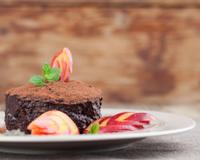 Un gâteau très gourmand ... Un gâteau au chocolat avec au milieu une couche de mousse au chocolat ... Miammmmmm !