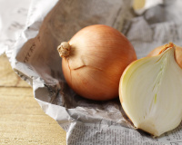 Le demi-oignon oublié au frigo : l'erreur que l'on fait tous et l'astuce pour le conserver parfaitement