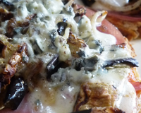 Je vous propose une tartine de pain complet avec un bon goût d'aubergine, d'oignons, de tapenade et de fromage fondant ... un délice!