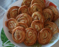 “Trop bon, facile à faire et rapide” : ces roulés feuilletés au saumon fumé seront les stars de votre apéritif du Nouvel An !