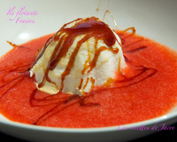 Île flotante sur soupe de fraises