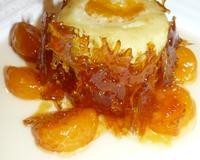 Un quatre-quarts individuel à la mandarine cuit à la vapeur sur une gelée d'orange/cannelle.