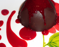 Dôme chocolat tonka, coulis de framboises