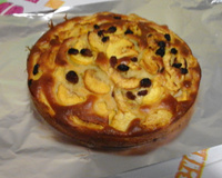 Gâteau aux pêches, rhum et raisins