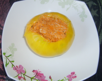 Faites la farce pour farcir la tomate avec les légumes et la protéine végétale.