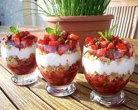 Des fraises aux éclats de pistache pour la fraîcheur, des sablés pour le croquant et du fromage blanc pour la douceur...