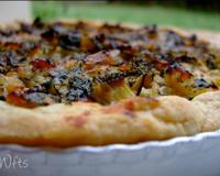 Une tarte salée sans oeufs. Pas besoin la garniture se tient suffisamment, car elle aura précuit avant le passage au four.