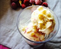 Glace au chocolat blanc, framboises et ses éclats de chocolats
