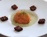 Un oeuf mollet avec une croûte croustillante et pourtant dont le jaune coule dans la crème de roquefort ...