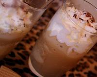 C'est une glace au café avec sa crème chantilly maison.