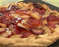 Tarte aux prunes : Une délicieuse tarte de saison pour régaler petits et grands gourmands. Une recette de tarte aux prunes, qui s'adapte aussi avec les fruits de saison…