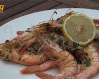Des gambas grillées à la plancha, ça change de l'ordinaire et c'est très bon ! Avec sa petite garniture aromatique, c'est un vrai régal...