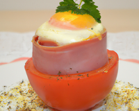Tomate farcie au jambon et œuf cocotte
