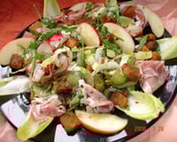 Salade colorée au pain d'épice croustillant