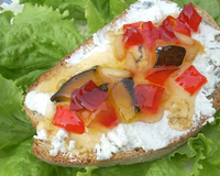 Tartine de chèvre frais et confiture courgettes-poivrons