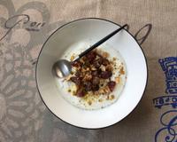 Un délicieux goûter ou petit déjeuner sans sucres ajoutés. Le sucre est apporté par la datte, le croquant par la noix et les pistaches.