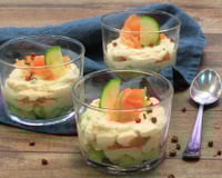 Tiramisù de saumon fumé à la mascarpone rose et concombres