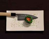 Créée par Olivier et Jean-Charles, cette recette revisite le célèbre maki japonais. Aubergine, cumin, baies rouges et sésame blanc éclaboussent et relèvent le saumon…