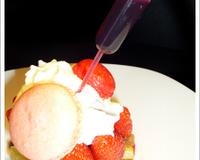 Une base de macaron version dessert individuel, recouvert d'un lit de rhubarbe juste pochée à la vanille, quelques fraises entières et une chantilly au mascarpone. Pour…