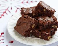 Une recette toute simple de brownies qui se prépare en très peu de temps et qui donne un brownie aux noix de pécan délicieusement fondant.
