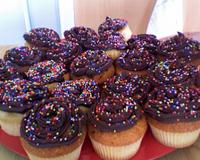 Cupcakes à la noix de coco surmontés d'une ganache montée au chocolat à 70% de cacao.