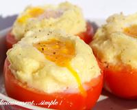 Une tomate façon oeuf-cocotte faite avec un reste de purée et un oeuf cuit coulant au centre de la purée.