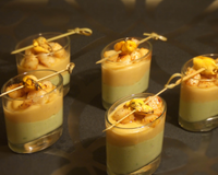 Il s'agit d'une verrine idéale pour une entrée ou un apéritif composée d'une purée d'avocat et une purée de lentilles corail sur lesquelles on dépose quelques pétoncles…