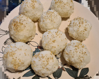 Boulettes de riz japonaises au poulet et sésame