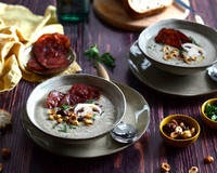 Velouté de champignons à la moutarde, bacon et noisettes