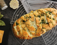 Apéritif dînatoire : cette recette de pain effeuillé à l’ail va mettre d’accord tous vos invités !