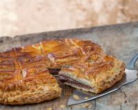 “Une merveille de gourmandise !” : Christophe Michalak partage une recette de galette chocolat noisettes pour terminer janvier en beauté !