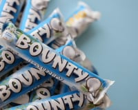 “Avec 15g de sucre et 140 kcal pour 30g, je préfère largement les faire moi même” : une diététicienne partage sa recette de Bounty healthy !