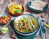 Tacos aux tranches de blanc de poulet, guacamole, tomates et maïs
