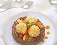 Des beignets de riz soufflé garnis de coulis de kaki à présenter sur un riz au lait chocolaté et safrané.