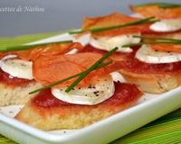 Quatre tomates et une bûche de chèvre entamée...
Voilà de quoi préparer des petites bruschettas pour l'apéro.
Et puis, sympa ces "peaux" de tomates séchées pour la…