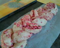 Brioche tressée aux pralines roses
