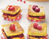 Envie d'un moment de complicité avec votre enfant ? Apprenez-lui à préparer cette délicieuse recette de pain perdu brioché aux 4 fruits rouges !