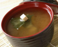 Un bouillon de boeuf, avec quelques nouilles chinoises, un rien de miso et surtout de la sauge ! Celle-ci est évidemment réputée pour ses vertus digestives...