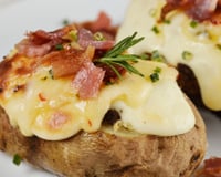 Pommes de terre farcies au bacon et tomme de Savoie