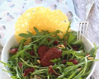 Salade de roquette, tuiles de parmesan, tomates séchées et pancetta croustillante