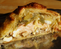 Koulibiac de saumon revisité aux poireaux et au vin blanc