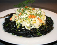 Linguini al nero di seppia aux saint jacques et fondue de poireaux