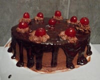 Génoise au chocolat avec crème et glaçage