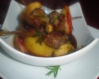 Monté sur des branches de romarin ces brochettes originales servies sur un cercle de polenta régaleront vos papilles