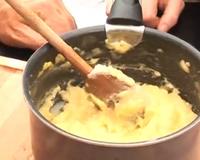 La pâte à choux est une des bases de la pâtisserie. Elle permet de réaliser des éclairs, des Paris-Brest, des chouquettes, des pièces-montées, ...