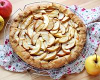 Des pommes, de la pâte, du sucre, du beurre un peu de poudre de noisettes et c'est tout.
On aime la simplicité biblique de cette tarte aux pommes