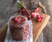 Comment faire une confiture de rhubarbe maison avec un ingrédient spécial pour l’adoucir ?