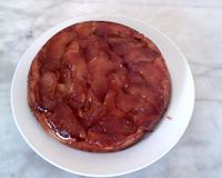 Cette Tatin est une tartelette de pommes cuites longuement dans un caramel et disposé sur un sablé breton aérien.